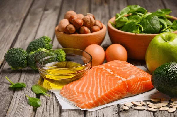Alimentos saludables — salmón, espinacas, huevos y verduras en una dieta equilibrada